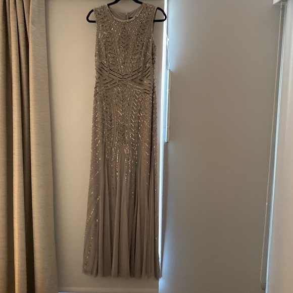Evening Elegant long dress  Très chic design Grey sequence with a flair bottom . - Picture 4 of 17